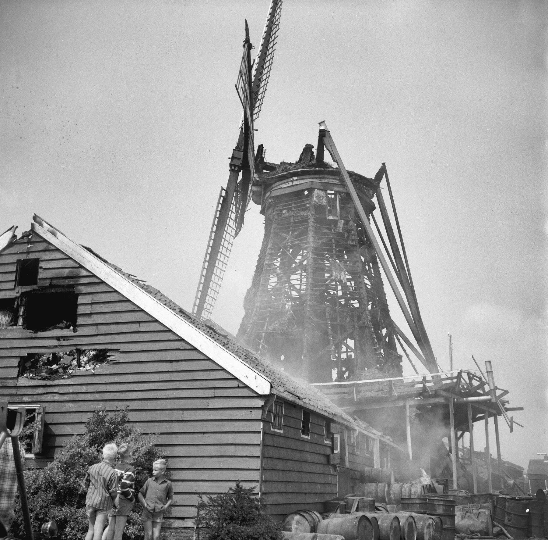 File:'De Koperslager' na de brand 29 juli 1964 achterkant van de Zuiderschuur - Zaandijk - 20219460